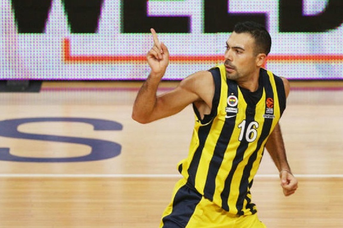 Κώστας Σλούκας: Απίθανο καλάθι κάτω από το κέντρο – Στο φινάλε της πρώτης περιόδου της αναμέτρησης (βίντεο)