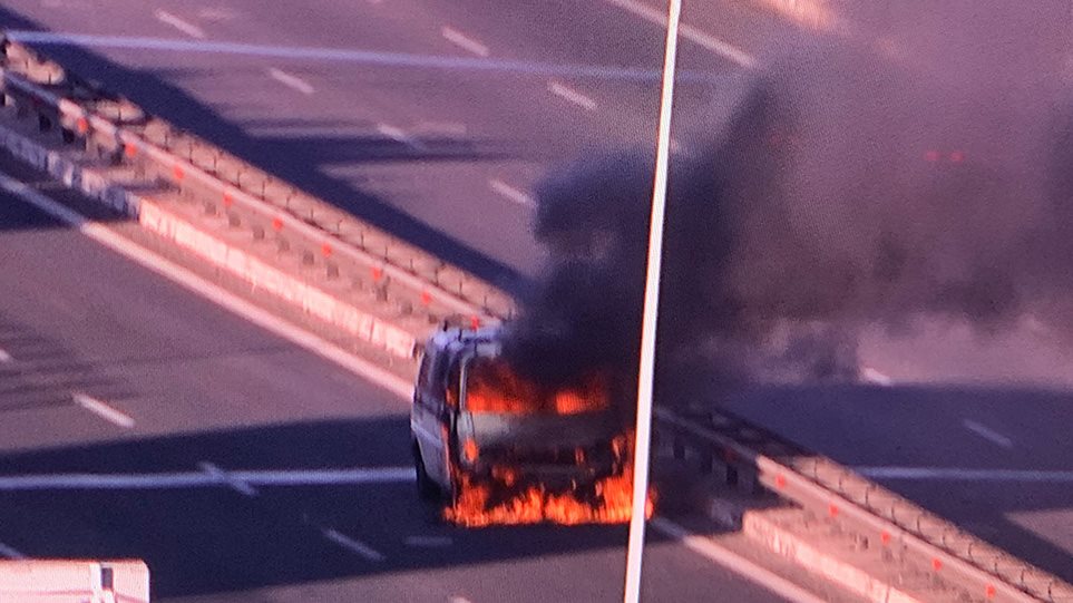 Φορτηγό έπιασε φωτιά στην εθνική οδό – Τεράστιο κυκλοφοριακό πρόβλημα (φώτο)