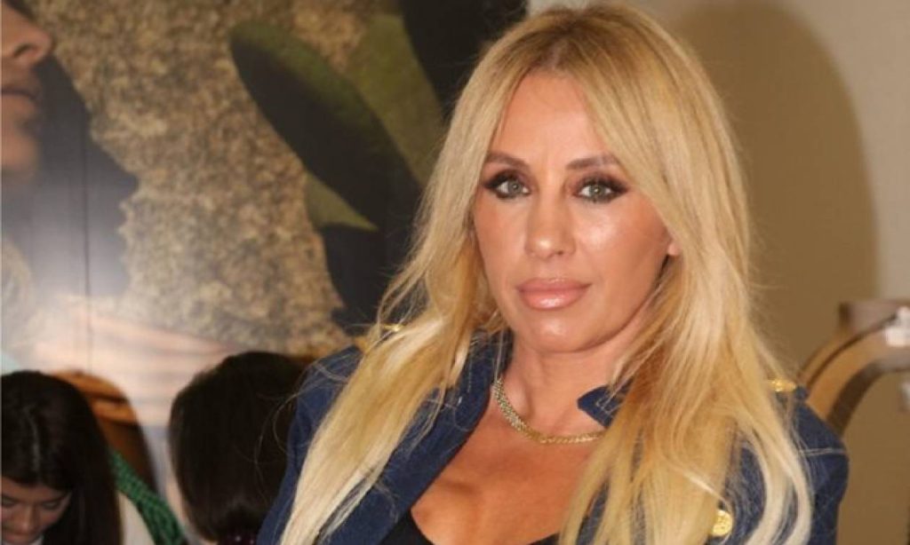 Η Γωγώ Μαστροκώστα ποζάρει με την κόρη της στο τζάκι και «ανάβει φωτιές» (φωτο)