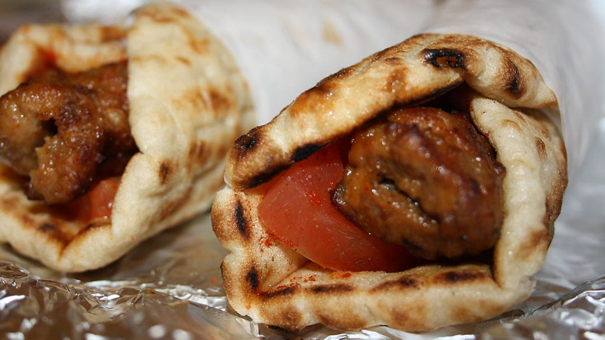 Τα χειρότερα υλικά που έχουμε δει σε καταλόγους σουβλατζίδικων για το τυλιχτό