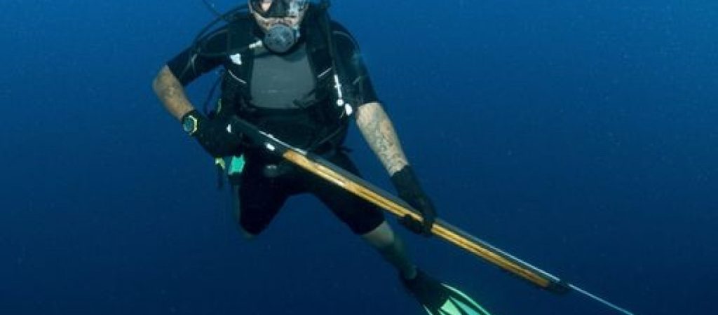 Ναύπλιο: Ερασιτέχνης ψαροντουφεκάς έπιασε τεράστιο καλαμάρι (φώτο – βίντεο)