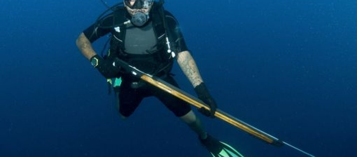 Ναύπλιο: Ερασιτέχνης ψαροντουφεκάς έπιασε τεράστιο καλαμάρι (φώτο – βίντεο)