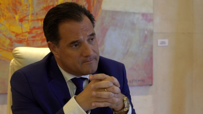 Το βίντεο που έβγαλε από τα ρούχα του τον Άδωνι Γεωργιάδη (βίντεο)