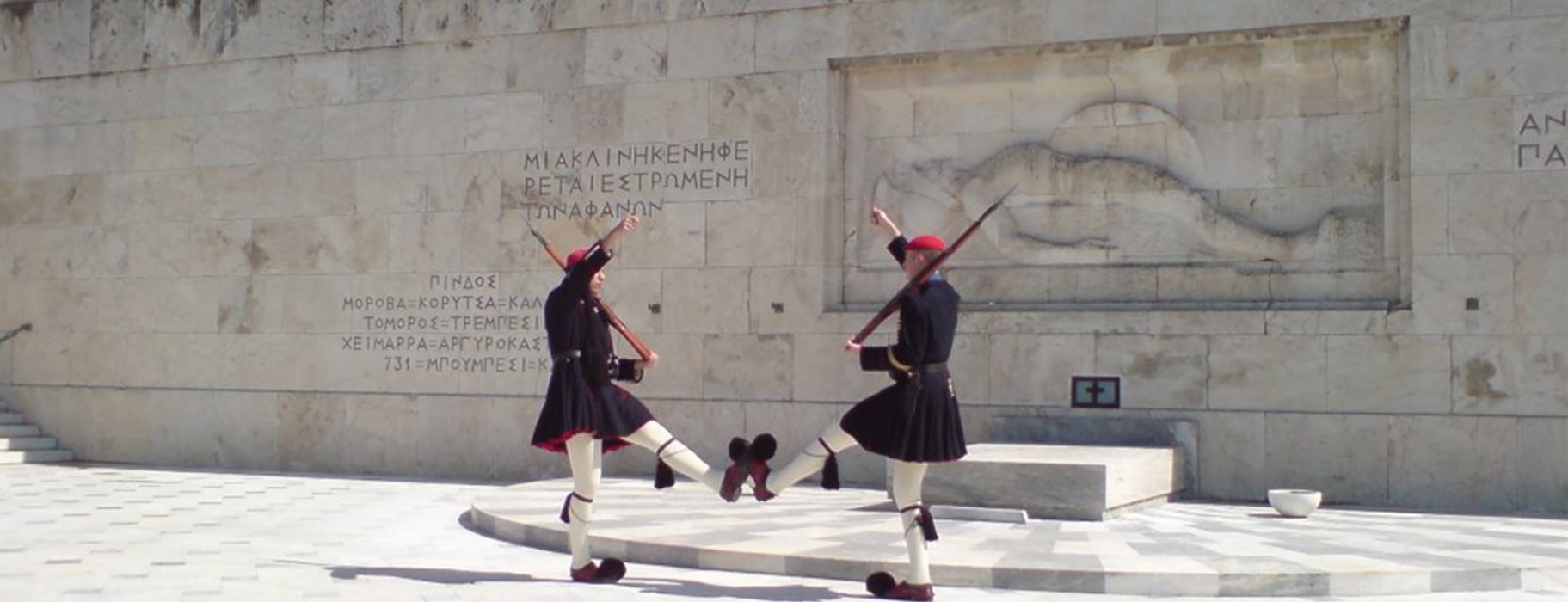Ο Δήμος Αθηναίων κατασκεύασε ράμπα για ΑμεΑ στο Μνημείο του Άγνωστου Στρατιώτη