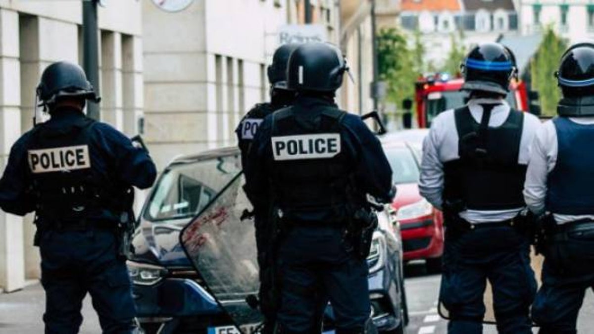 Γαλλία: Άνδρας με μαχαίρι φώναξε «Αλλάχ Ακμπάρ» και επιτέθηκε σε αστυνομικούς – Τον τραυμάτισαν και τον συνέλαβαν