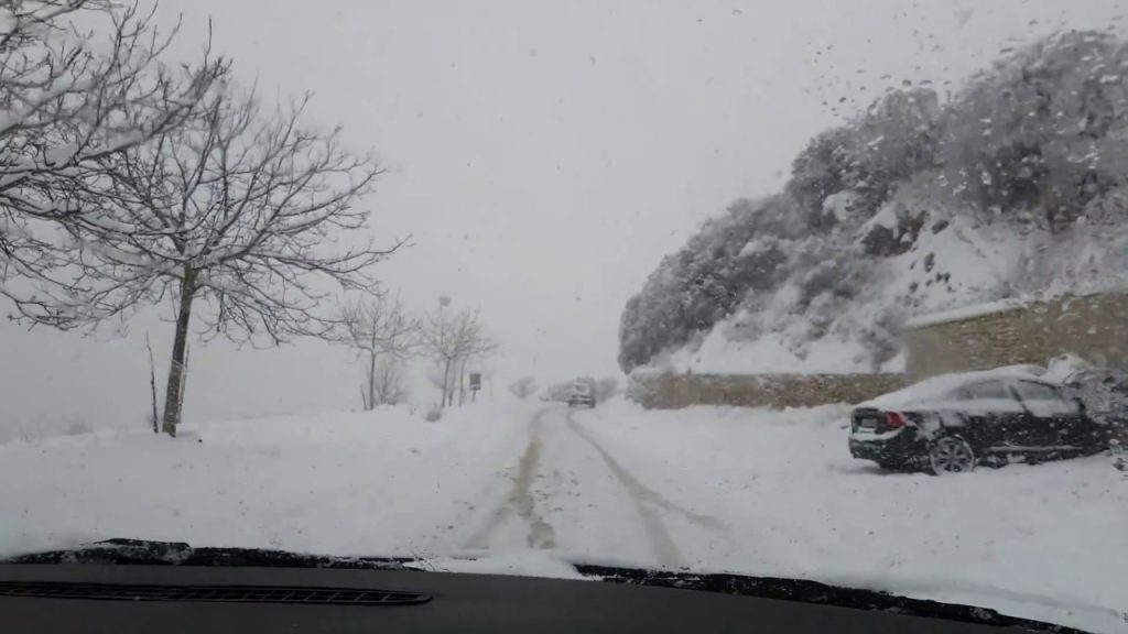 Μεγάλα προβλήματα από την κακοκαιρία – Ακινητοποιήθηκε τουριστικό λεωφορείο στα Καλάβρυτα