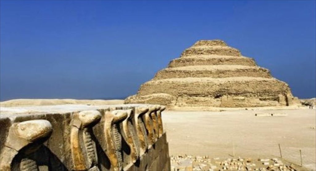 Ανοιχτή στο κοινό η κλιμακωτή πυραμίδα του Ζοζέρ στην Αίγυπτο: Η ιστορία πίσω από το εντυπωσιακό μνημείο (φώτο)