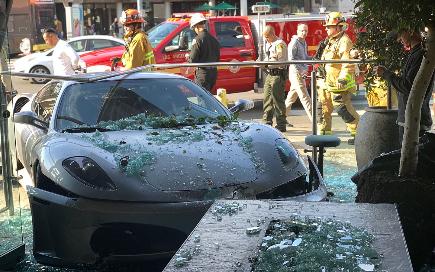 Ferrari «καρφώνεται» σε εστιατόριο και «κόβει» την ανάσα στους θαμώνες (φώτο)