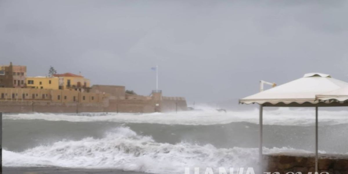 Κακοκαιρία στα Χανιά: Κύματα «κατάπιαν» το παλιό λιμάνι (φώτο)