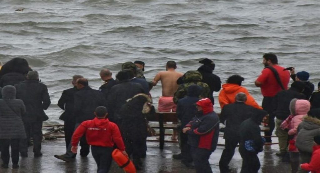 Παραλίγο τραγωδία στα Χανιά: Βούτηξε για το Σταυρό και χρειάστηκε ναυαγοσώστης για να τον σώσει (βίντεο)