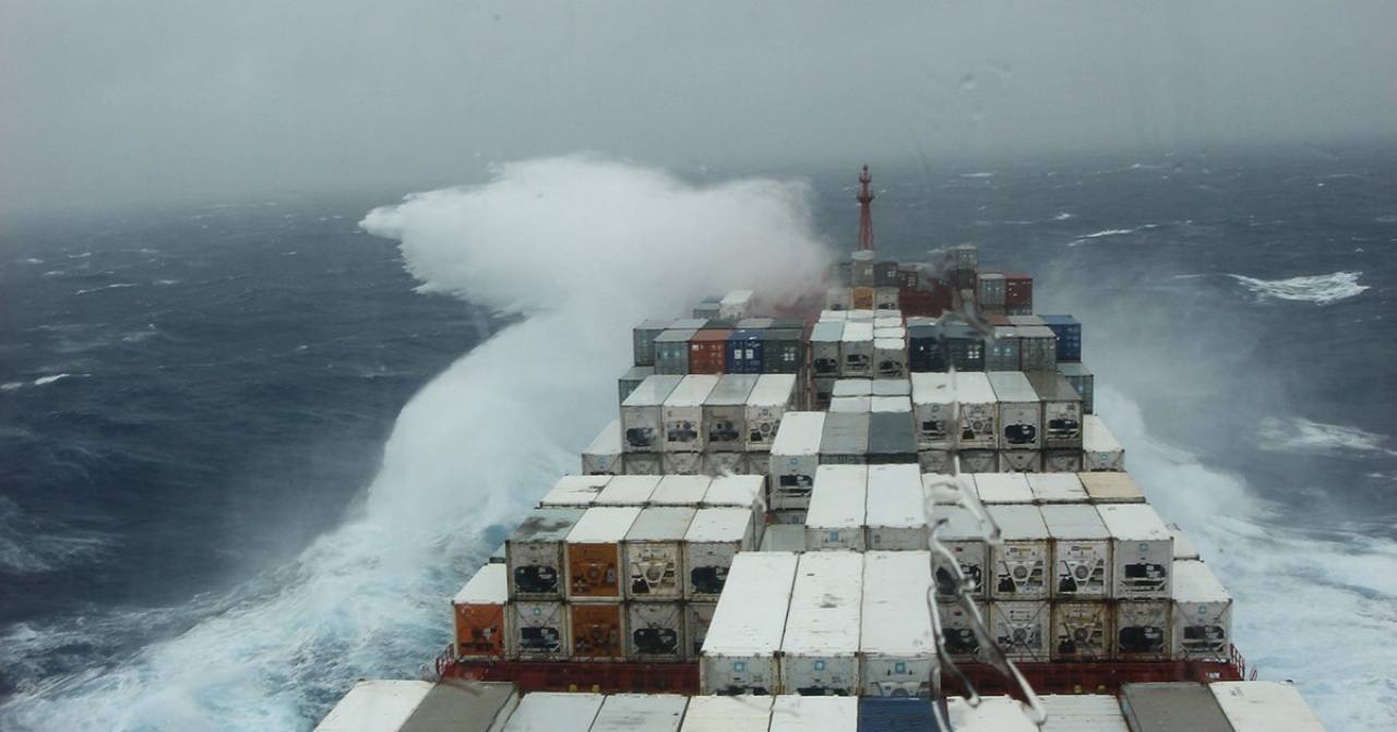 Ακυβέρνητο πλοίο στο Μυρτώο πέλαγος: Αγωνία για τη ζωή 22 ναυτικών – Άνεμοι 10 μποφόρ!