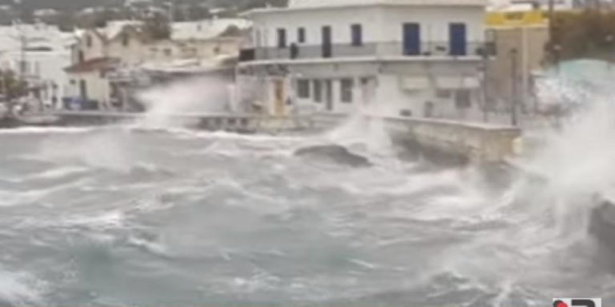 Κακοκαιρία στην Πάρο: Κύματα «καταπίνουν» παραλίες σε Παροικιά και Νάουσα! (βίντεο)