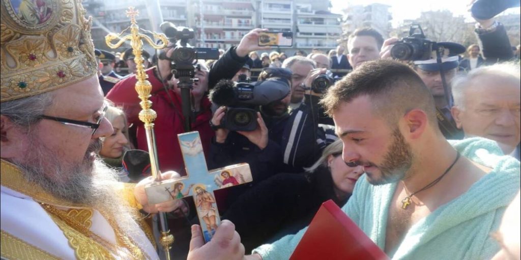 Θεοφάνεια 2020 στη Λάρισα: Οκτώ άτομα στα παγωμένα νερά του Πηνειού (φώτο)