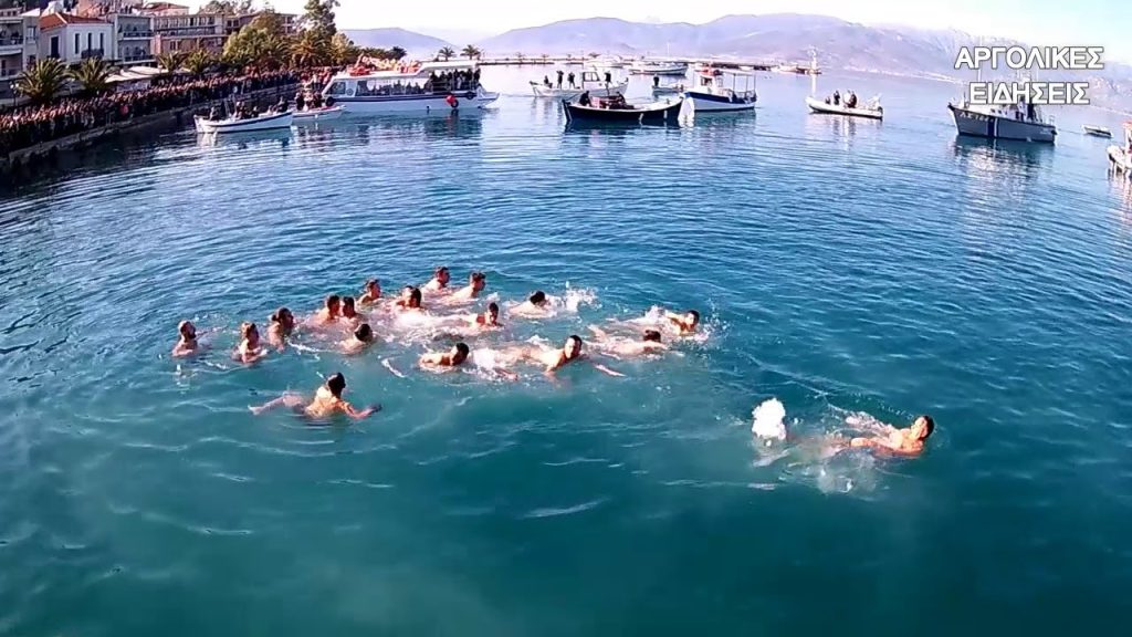 Θεοφάνια: Δείτε τη στιγμή της ρίψης του σταυρού στο Ηράκλειο εν μέσω θυελλωδών ανέμων (βίντεο)