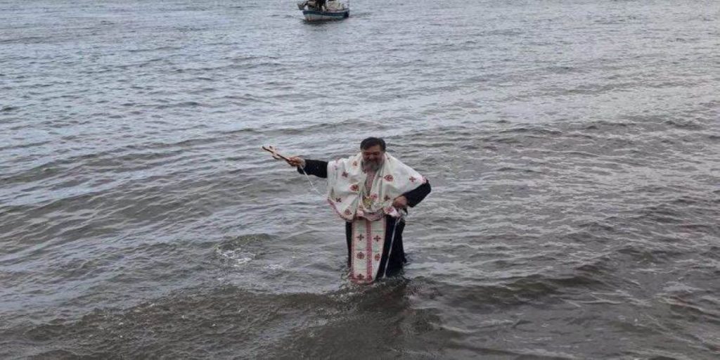 Θεοφάνια 2020 στη Φθιώτιδα: Δεν βούτηξε κανείς για το Σταυρό και πήγε να τον πάρει ο παπάς (φώτο)