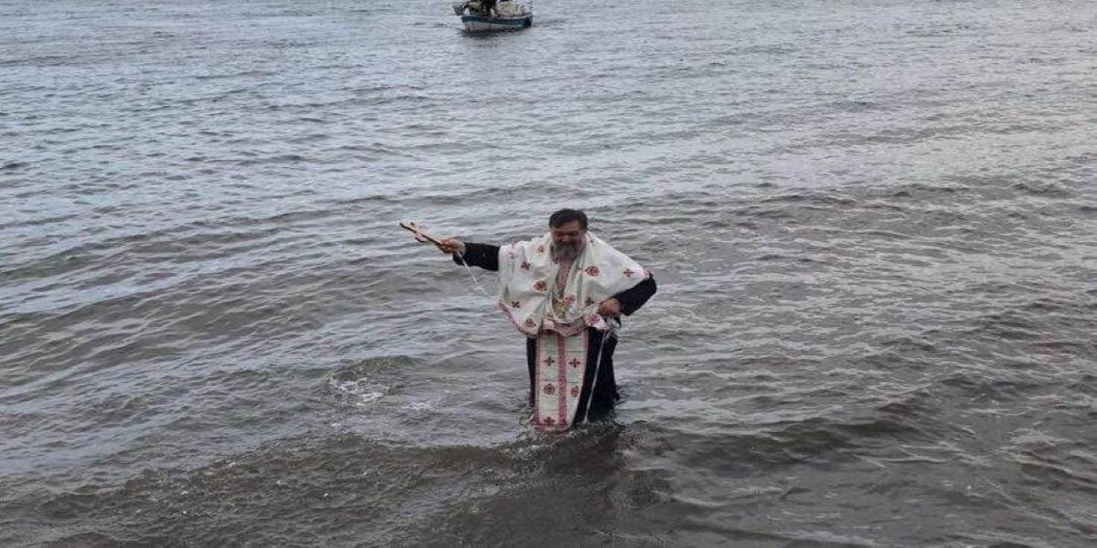 Θεοφάνια 2020 στη Φθιώτιδα: Δεν βούτηξε κανείς για το Σταυρό και πήγε να τον πάρει ο παπάς (φώτο)