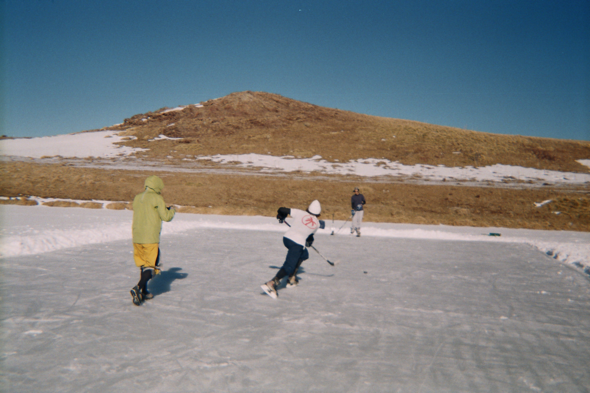 Εικόνες Καναδά στα Γρεβενα: Παίζουν Χόκεϊ επί πάγου σε παγωμένη λίμνη (βίντεο)