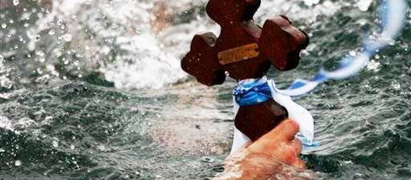 Θεοφάνεια 2020: 30 «τολμηροί» βούτηξαν στα παγωμένα της Πάτρας – Ένας 19χρονος έπιασε το σταυρό (βίντεο)