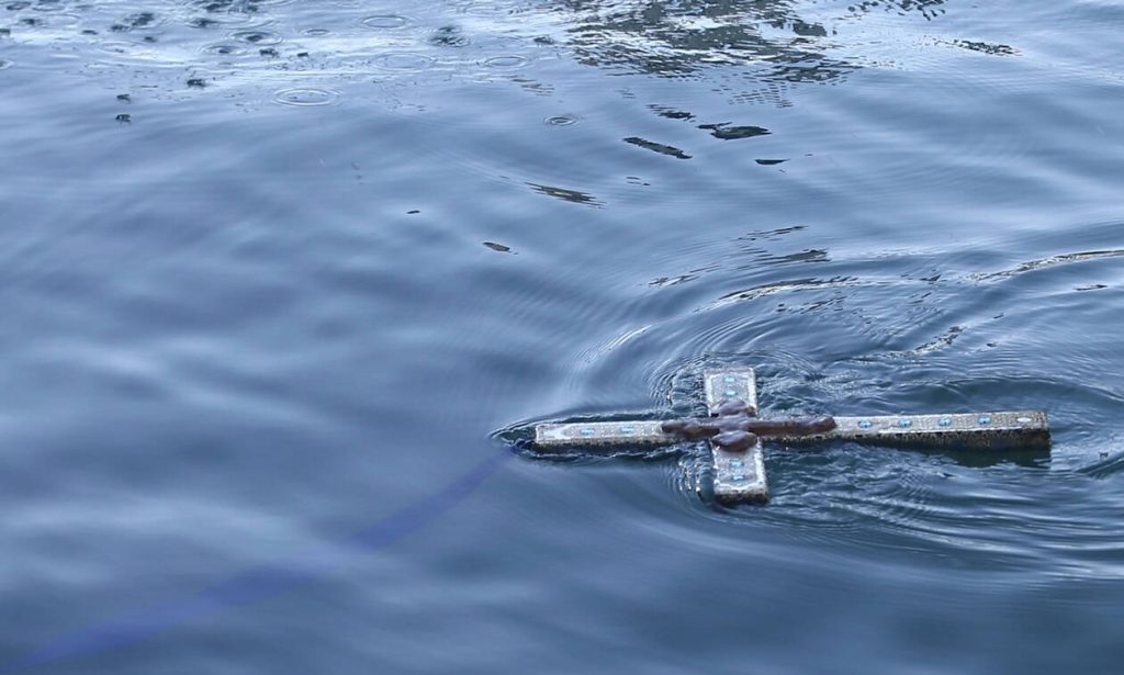 Θεοφάνια: Αυτός είναι ο λόγος που βουτάμε στο νερό και πιάνουμε τον σταυρό – Η αρχή του εθίμου