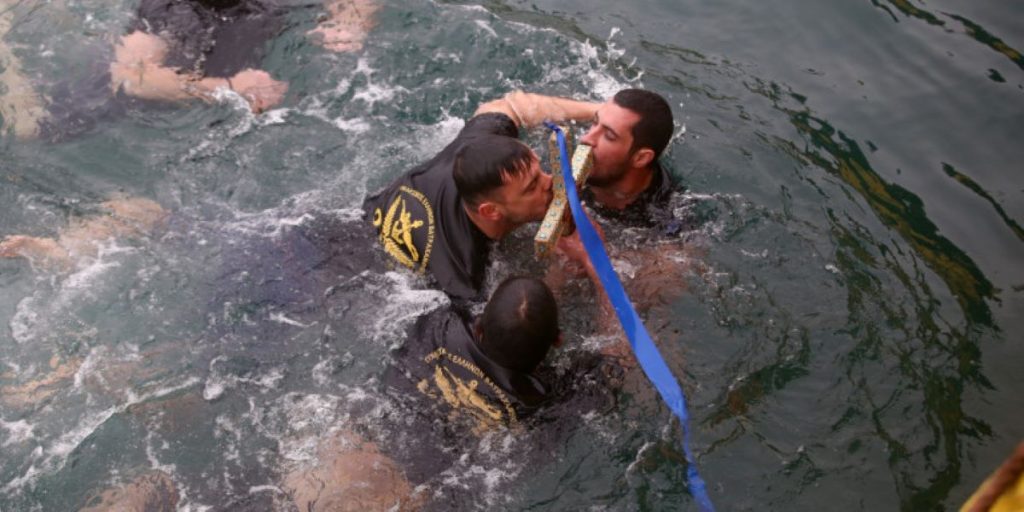 Θεοφάνεια 2020: Βατραχάνθρωποι αψήφησαν το κρύο και βούτηξαν στον Πειραιά για να πιάσουν τον σταυρό (φώτο)