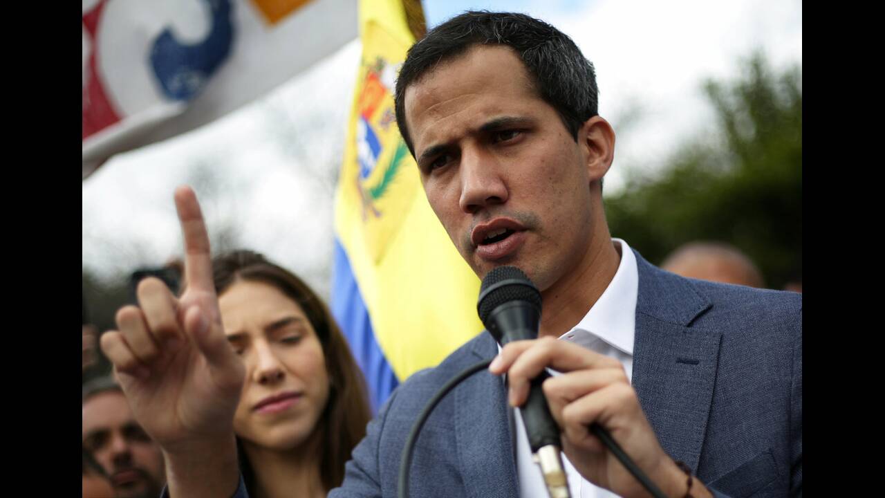 Ορκίστηκαν… δύο πρόεδροι της Εθνοσυνέλευσης στη Βενεζουέλα! – Ο Χουάν Γκουαϊδό και