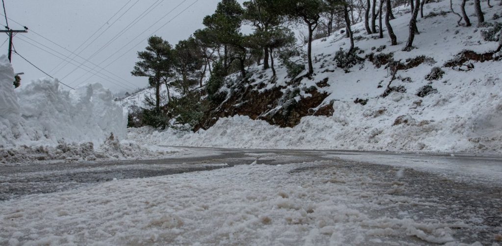 Καιρός: «Αγριεύει» ο «Ηφαιστίων» – Χιόνια, κρύο και καταιγίδες σήμερα