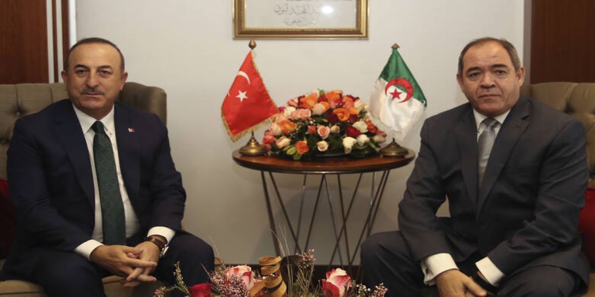 Σάρατζ και Τσαβούσογλου επισκέπτονται την Αλγερία ψάχνοντας συμμάχους
