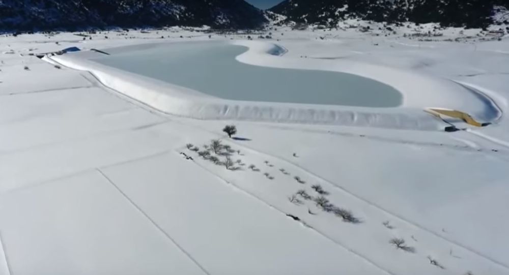 Δείτε από… ψηλά την παγωμένη λίμνης της Κρήτης που μοιάζει με καρδιά (βίντεο)