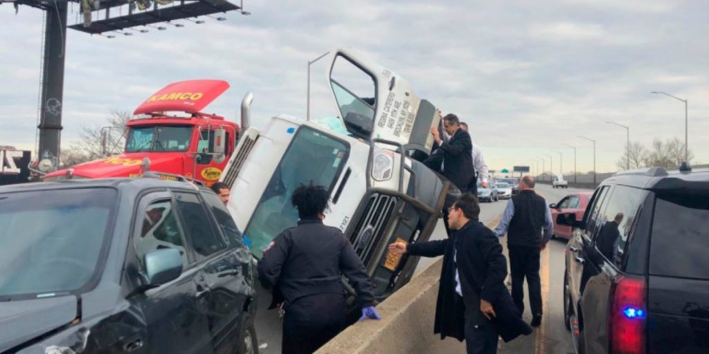 Ο κυβερνήτης της Νέας Υόρκης βοηθά οδηγό να απεγκλωβιστεί από το όχημά του μετά από τροχαίο (βίντεο)