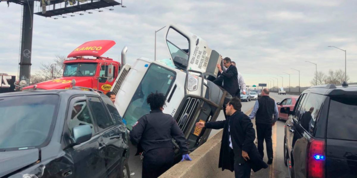 Ο κυβερνήτης της Νέας Υόρκης βοηθά οδηγό να απεγκλωβιστεί από το όχημά του μετά από τροχαίο (βίντεο)