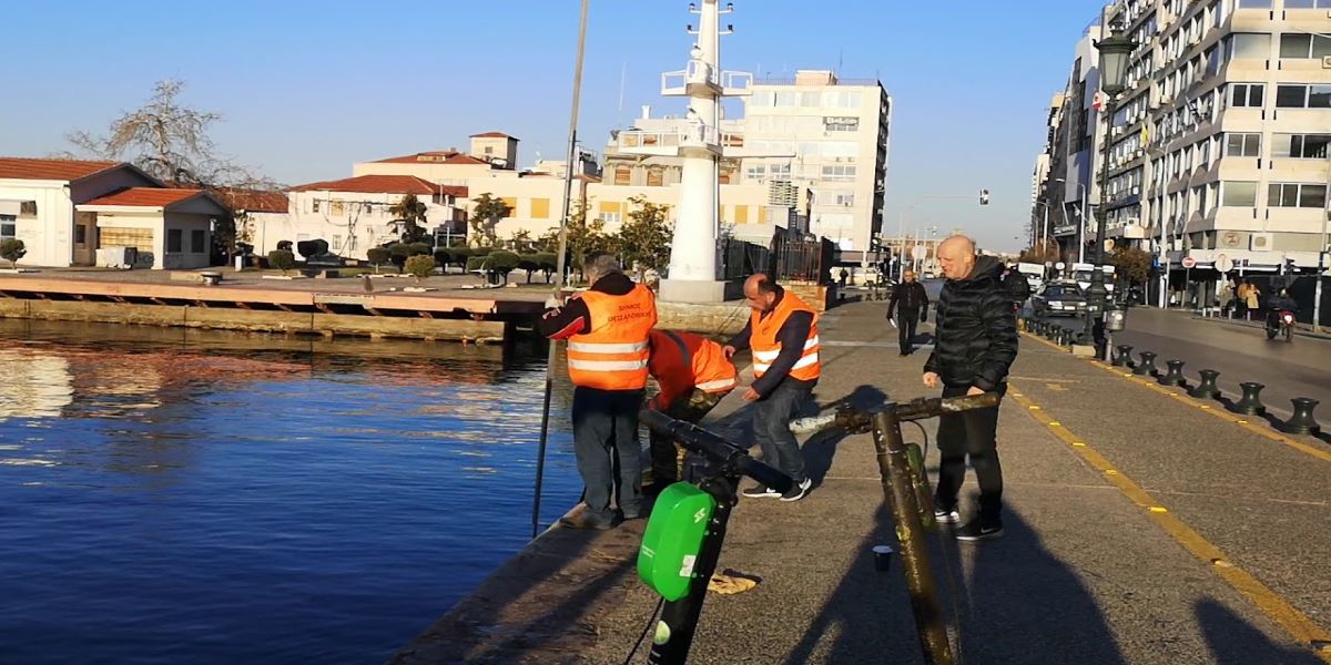 Ντροπιαστικές εικόνες στη Θεσσαλονίκη: «Ψάρεψαν» δεκάδες ηλεκτρικά πατίνια από τον Θερμαϊκό (βίντεο)