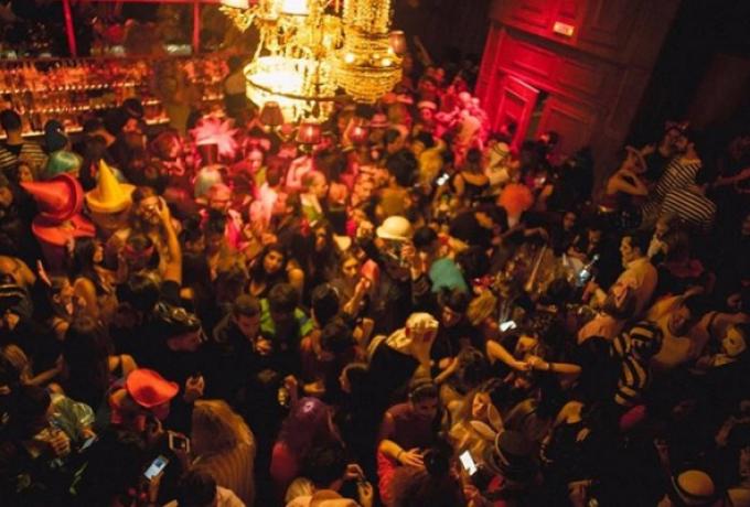 Η φήμη του έγινε μύθος: Ο λόγος που όλοι ήθελαν να μπουν στο μαγαζί με την πιο σκληρή «πόρτα» στην Αθήνα