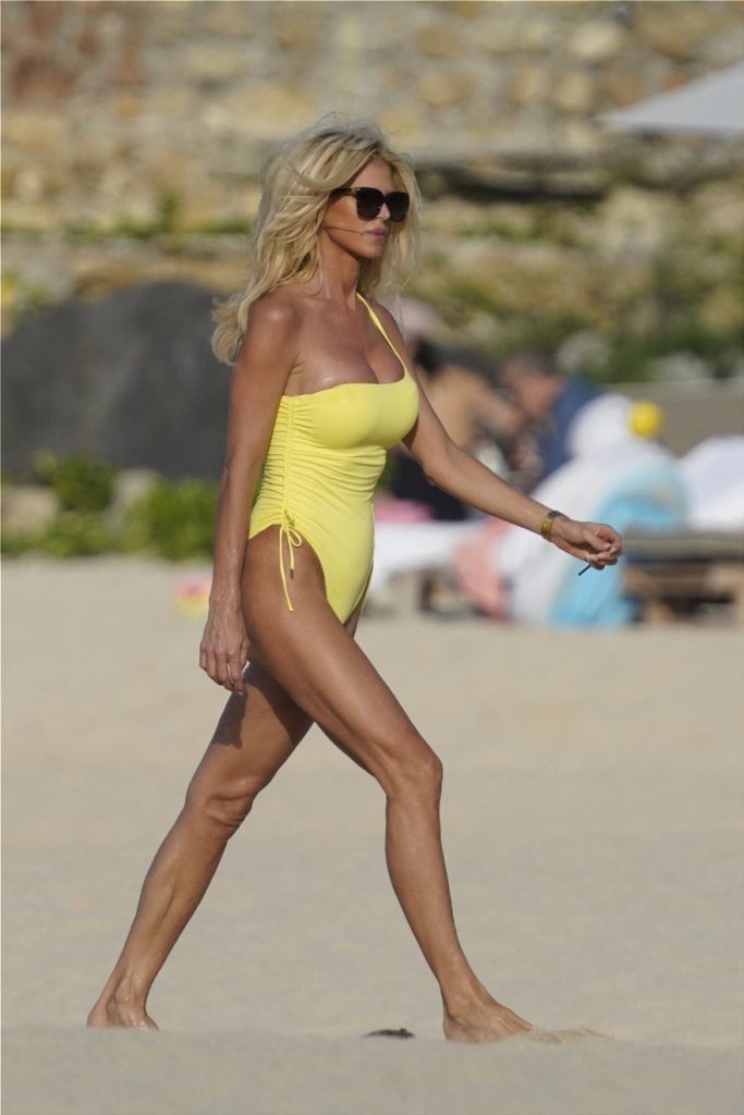 Βικτόρια Σίλβστεντ: Eπιμένει στις φωτογραφίες με μαγιό – Εντυπωσιακή στα 45 της (φωτο)