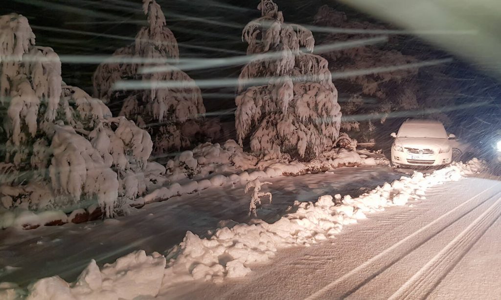 Μεγάλα προβλήματα από την κακοκαιρία «Ηφαιστίων» – Κλειστοί δρόμοι και διακοπές ρεύματος ακόμη και στην Αττική (βίντεο)