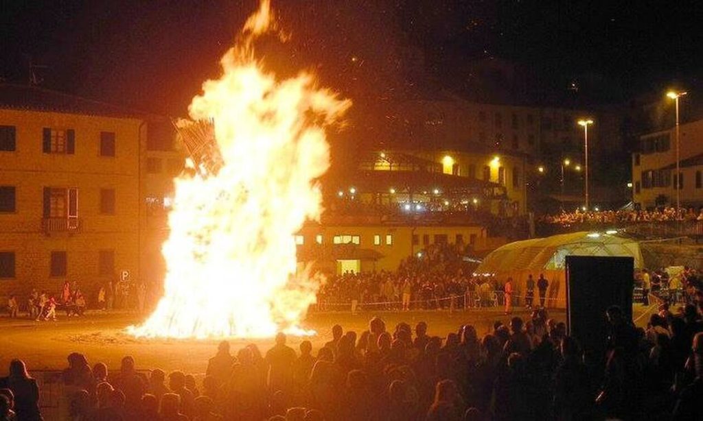 Ιταλία: Φωτιά σε γιορτή – Έβγαιναν καπνοί από τα μαλλιά του κόσμου