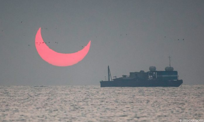 «Τα κέρατα του διαβόλου»: Το κλικ ενός Έλληνα φωτογράφου κατά την ανατολή του Ηλίου ενώ γίνεται έκλειψη (φωτο)