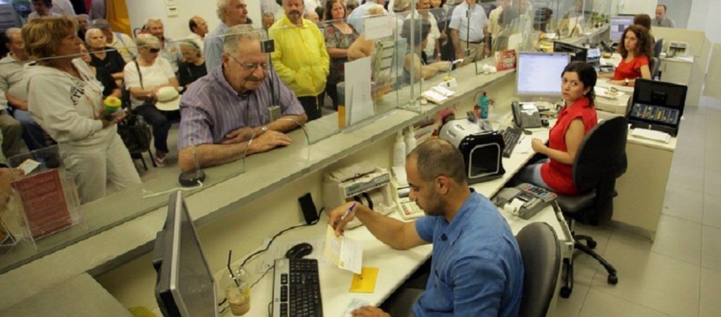 Τράπεζες: «Τέλος» τα ταμεία για τους πελάτες λιανικής – Συναλλαγές μόνο πάνω από 400 ευρώ
