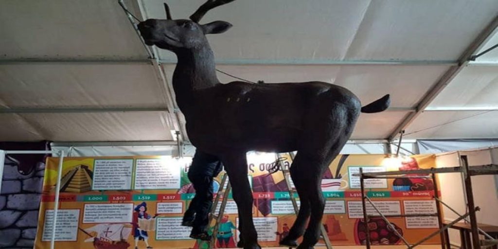 Η Κατερίνη «κυνηγάει» ρεκόρ Γκίνες: Φτιάχτηκε ελάφι ύψους 4 μέτρων από… σοκολάτα (φώτο)