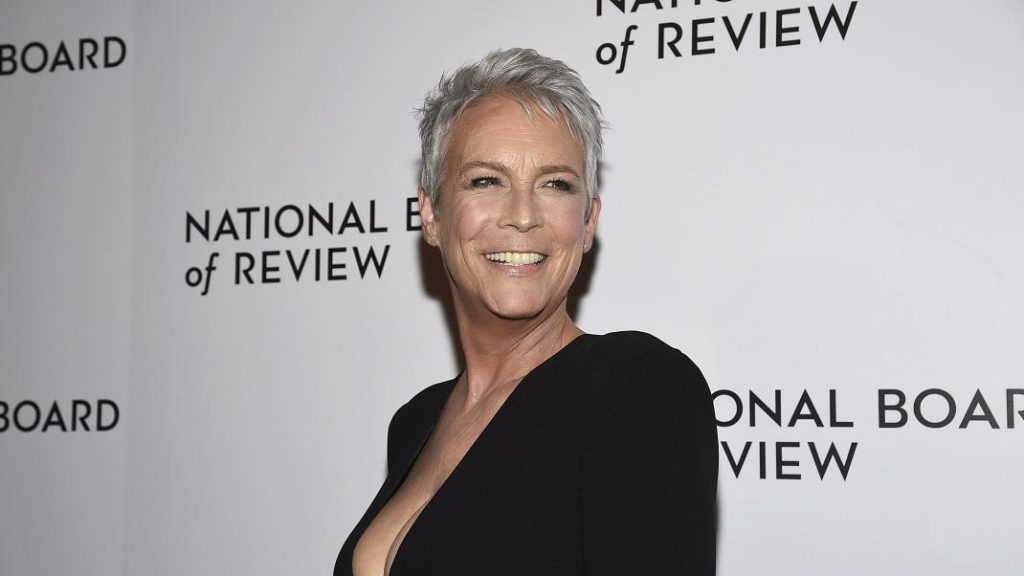 Η Τζέιμι Λι Κέρτις παραμένει σeξι και γοητευτική στα 61 της χρόνια – Εμφανίστηκε με… αβυσσαλέο ντεκολτέ  (φώτο)