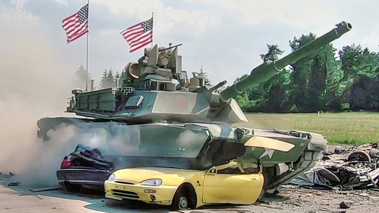 Όταν άρματα μάχης συναντούν στον δρόμο τους απλά… αυτοκίνητα (βίντεο)