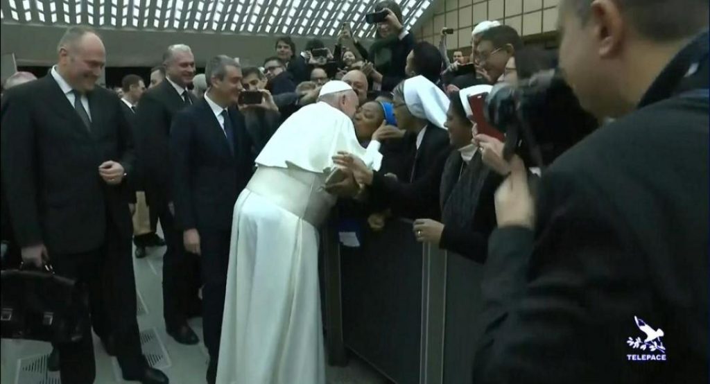 Ο Πάπας πήγε να διορθώσει το λάθος του με πιστή και τα έκανε χειρότερα (βίντεο)