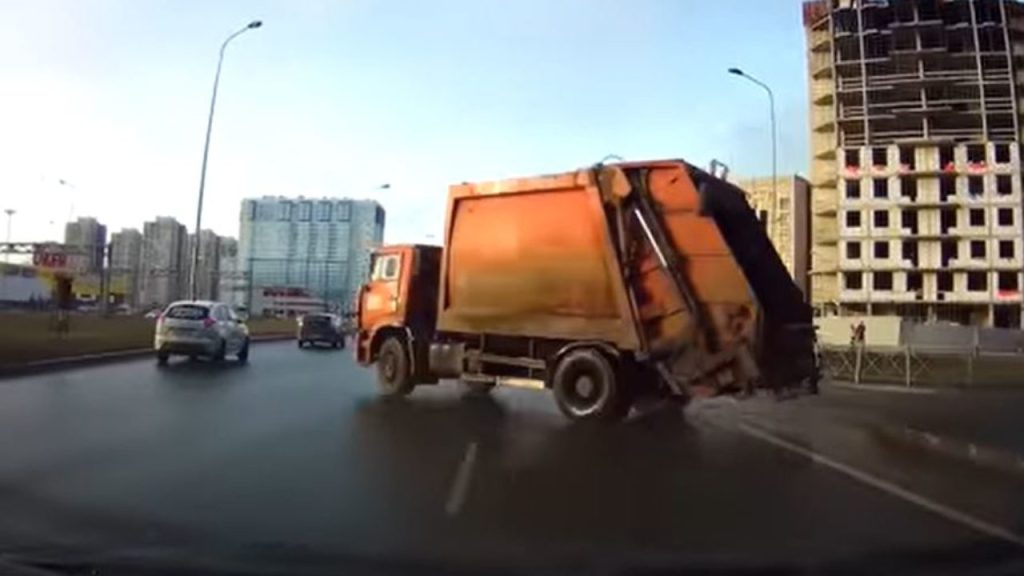 Ποιος είδε το απορριμματοφόρο όταν έκανε επεισοδιακή είσοδο σε πολυσύχναστη λεωφόρο και δεν το φοβήθηκε (βίντεο)