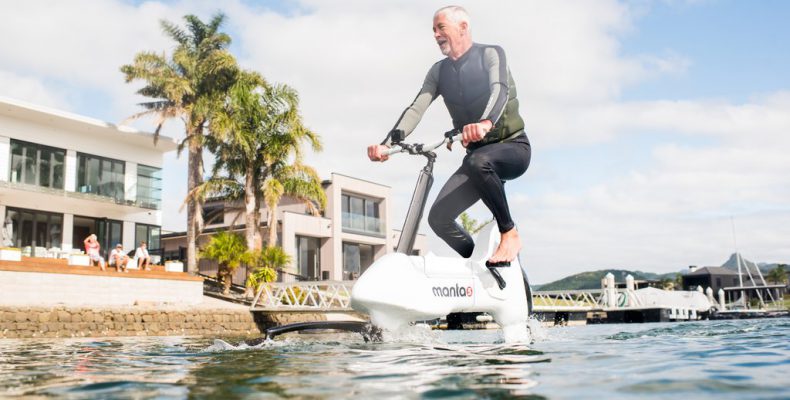 Η Νέα Ζηλανδία δημιούργησε ηλεκτρικό ποδήλατο που σου επιτρέπει να επιπλέεις στο νερό (βίντεο)