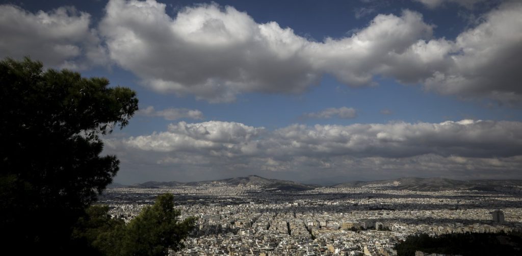 Καιρός: «Γλυκαίνει» ο καιρός σήμερα – Λίγα χιόνια στα βόρεια ορεινά