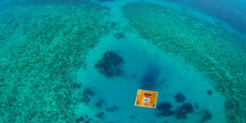 Το δωμάτιο ξενοδοχείου που βρίσκεται στη μέση του ωκεανού – Το μισό είναι… κάτω από τη θάλασσα (φώτο – βίντεο)