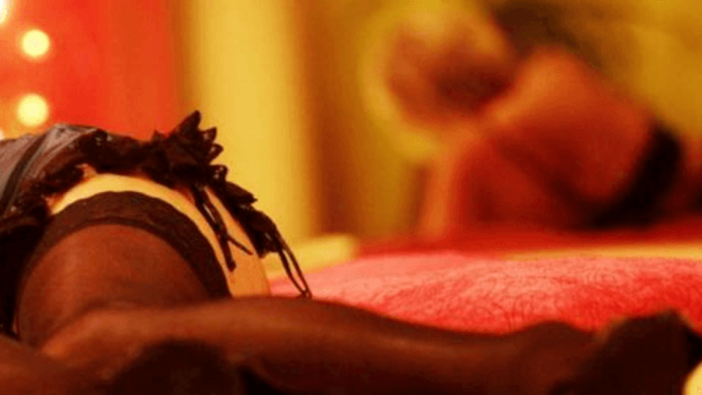 Συνοδός πολυτελείας ετοιμάζει καλλυντικά που θα… αντέχουν στις συνθήκες ενός «άγριου» σeξ (φώτο)