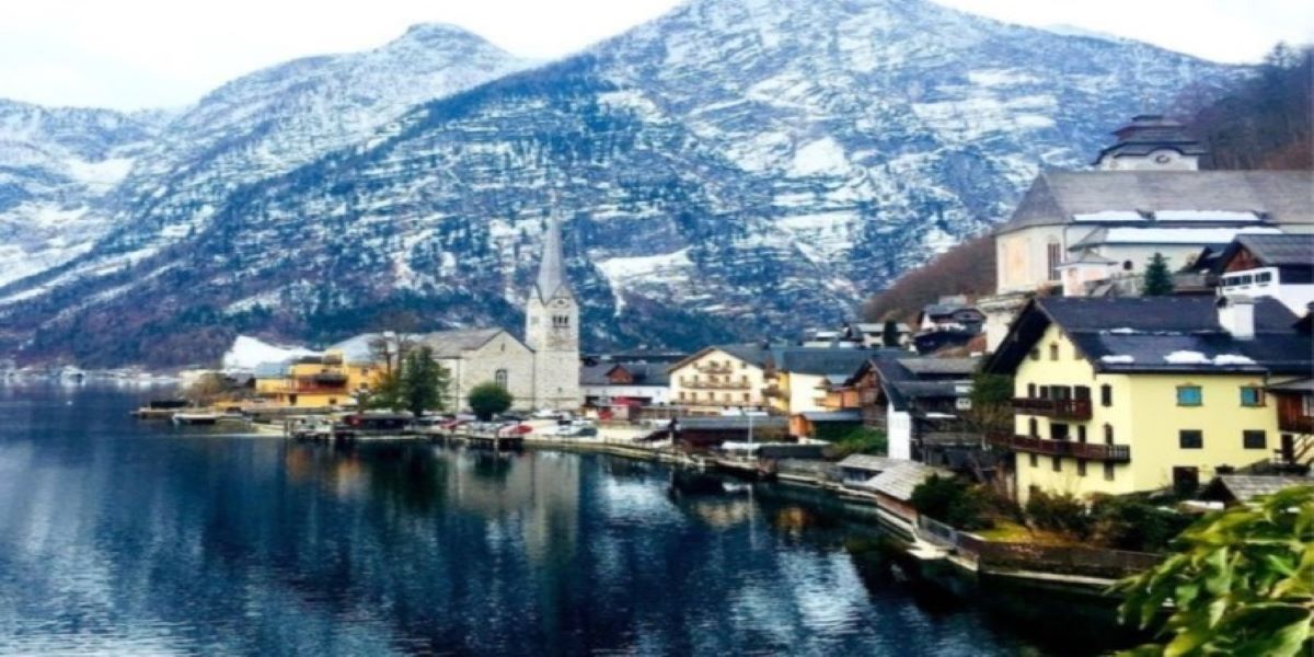 Το χωριουδάκι στην Αυστρία που «πολιορκείται» από τουρίστες εξαιτίας μιας ταινίας – Διαμαρτύρονται οι κάτοικοι (φώτο)