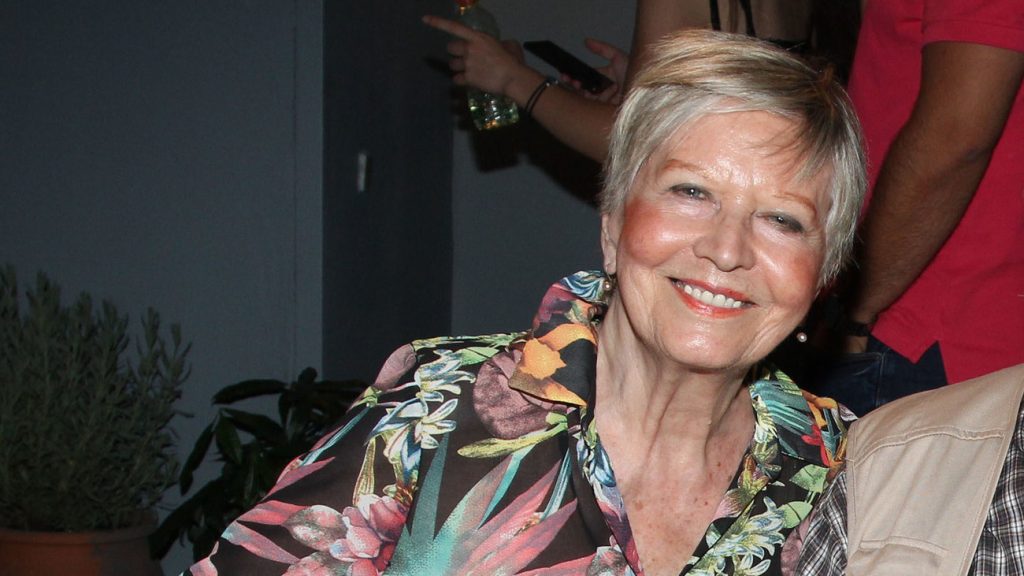 Σήμερα το τελευταίο «αντίο» στην Έρρικα Μπρόγιερ – Συγγενείς, φίλοι και συνεργάτες την αποχαιρετούν (φωτο)