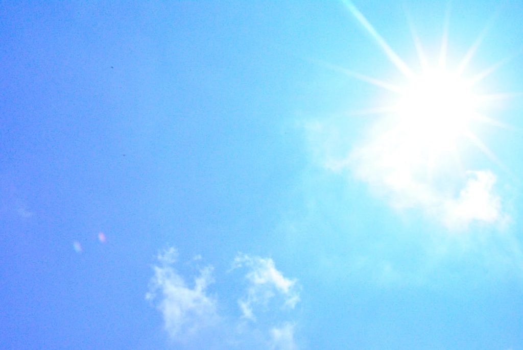 «Μαγικό» θέαμα: Το φαινόμενο των τριών ήλιων που εμφανίστηκε στον ουρανό και έγινε viral (βίντεο)