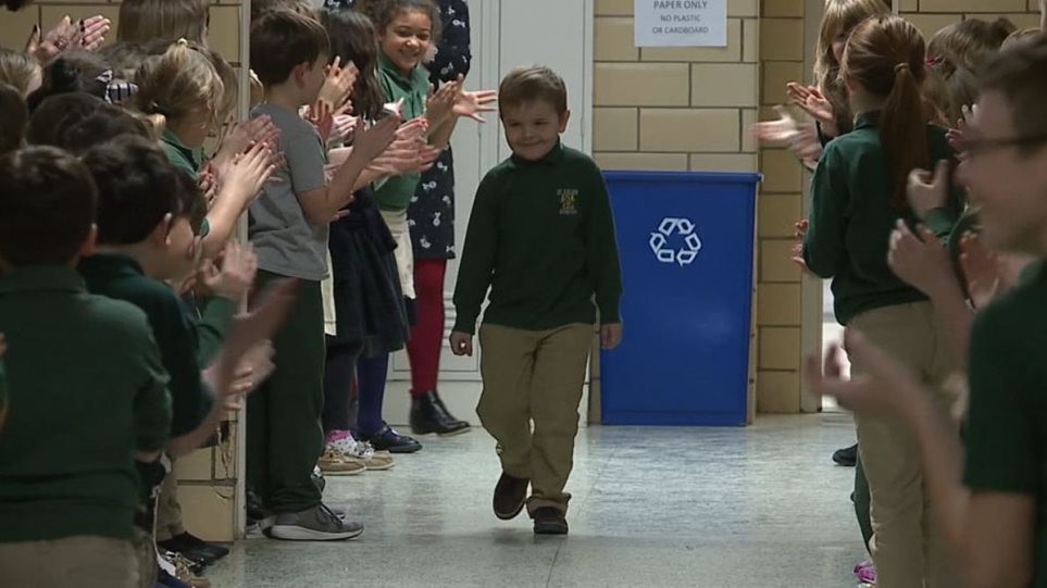 6χρονος νίκησε τον καρκίνο και όλο το σχολείο τον υποδέχτηκε με χειροκροτήματα (βίντεο)